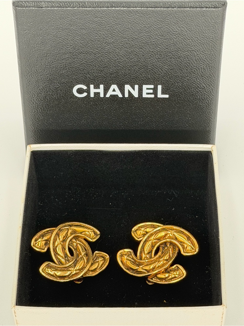 CHANEL Vintage Matelasse Jumbo CC Clip On Earrings w/Chanel Box and COA😍